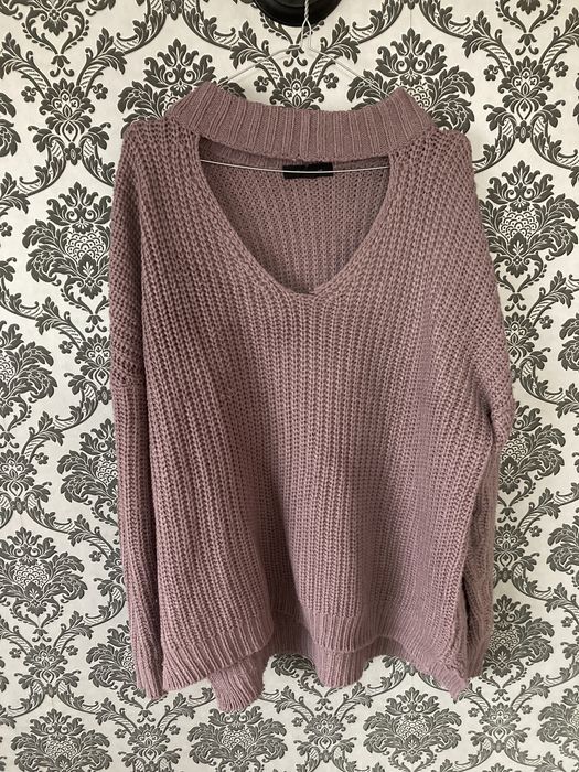 Sweter z dekoltem