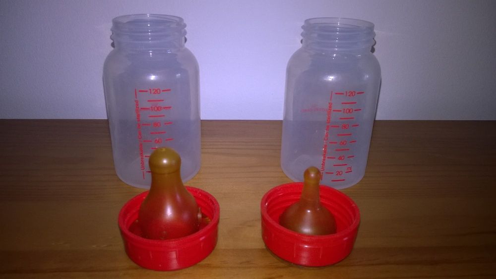 Dois biberons para animais lactantes