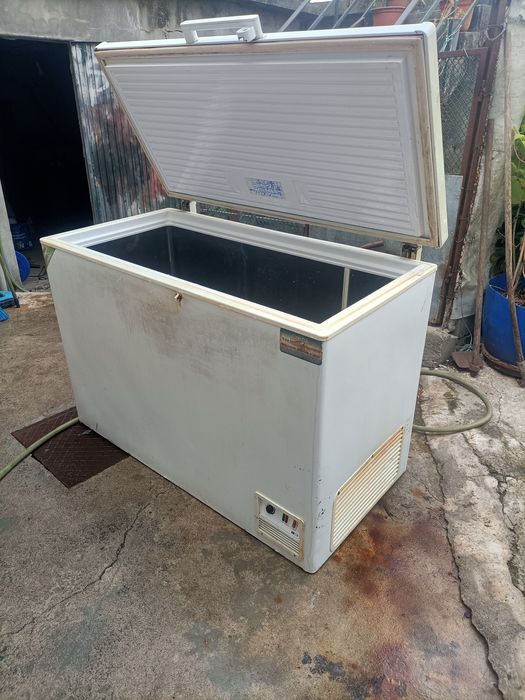 Arca em bom estado a funcionar perfeitamente  para desocupar