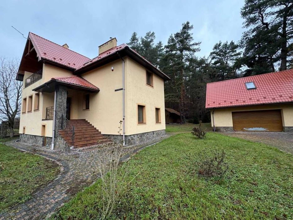 Продається двоповерховий  будинок у Брюховичах поряд з лісом