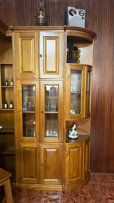 Bar em madeira de ótima qualidade