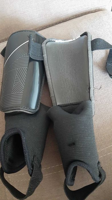 Ochraniacze, nagolenniki do piłki nożnej dla dzieci Kipsta 140