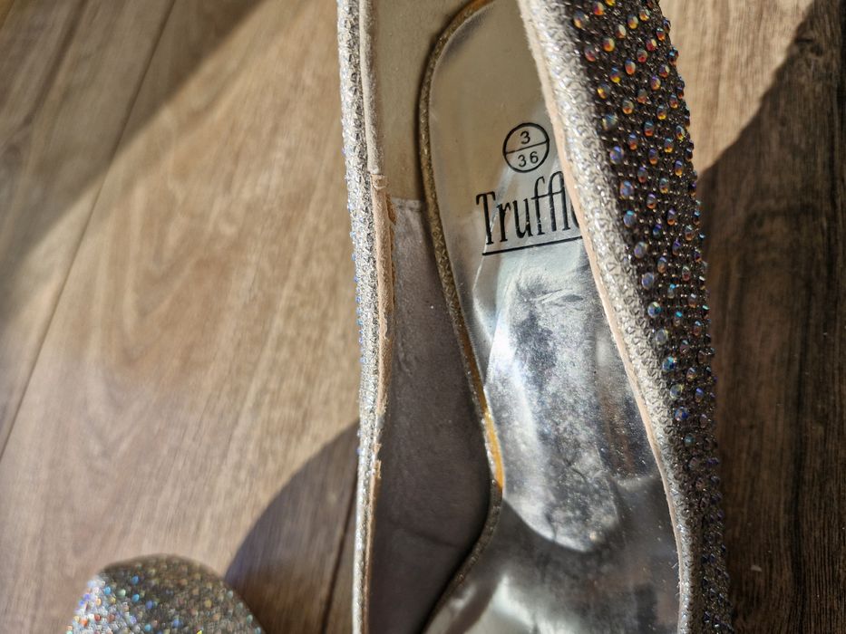 Błyszczące buty na obcasie