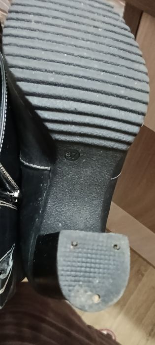 Чорні шкіряні чоботи