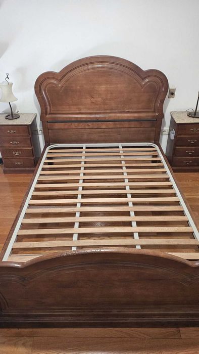 Cama completa com estrado, 2 mesinhas de cabeceira com mármore e 2 candeeiros