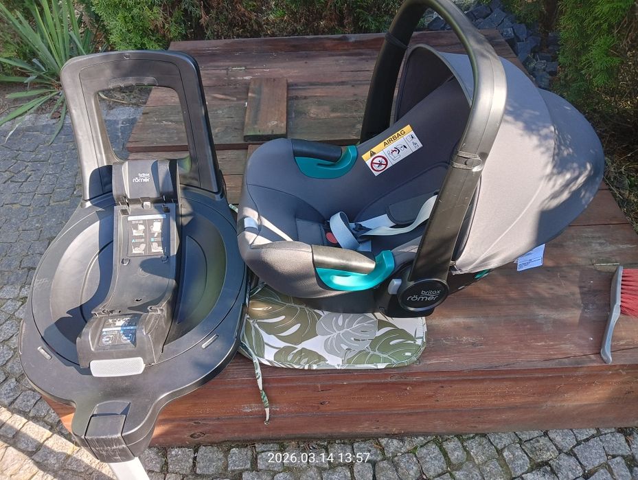 Fotelik (Nosidełko )Britax+Baza