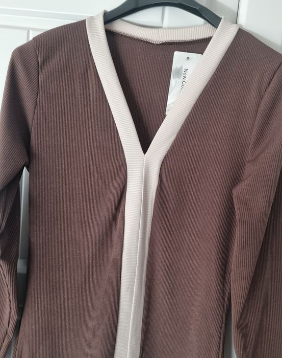 Blusa em malha castanha canelada com risca bege. S/M