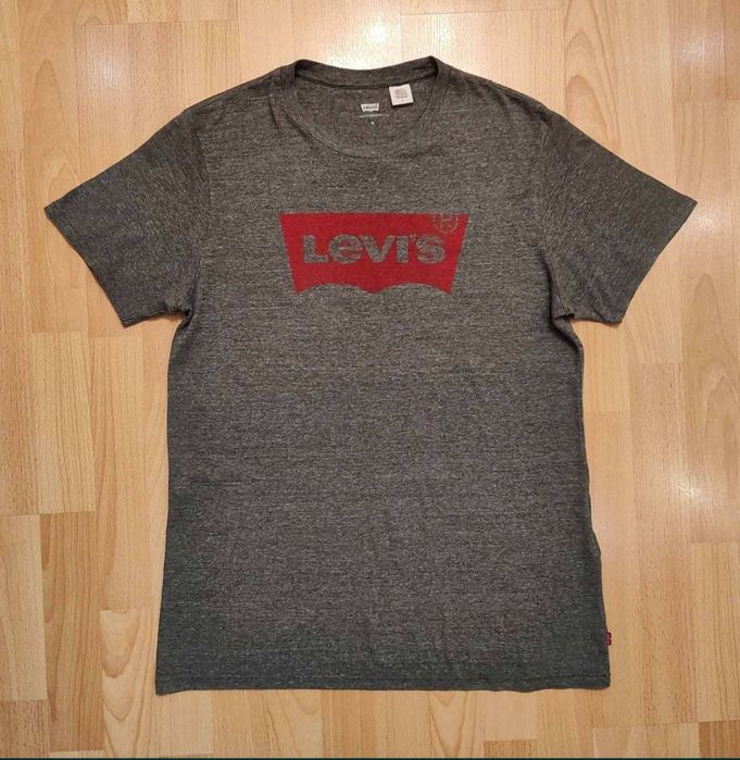 Футболка Levis .