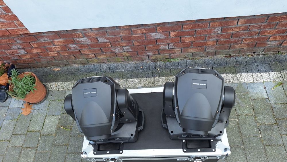 Głowy ruchome 
Light4me Patriot 180 beam + case
