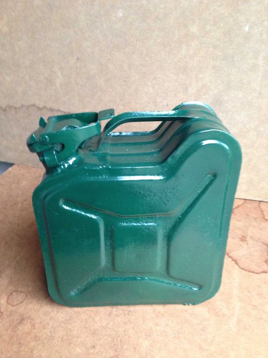 Kanister metalowy poj. 5 litrów.