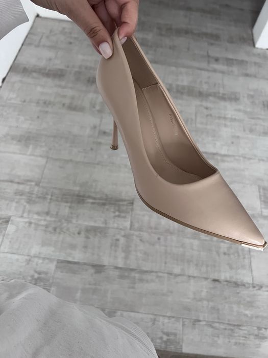 Туфлі 40 розмір бежевий колір