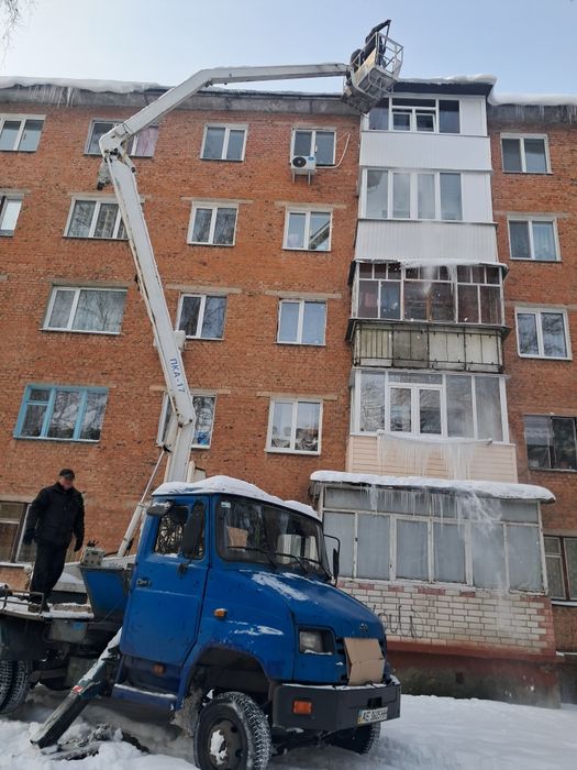 Прибирання снігу бурульок сосулек чистка збивання уборка снега