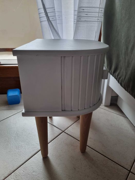 Szafka nocna z chlebakow, ryflowana biala, drewno