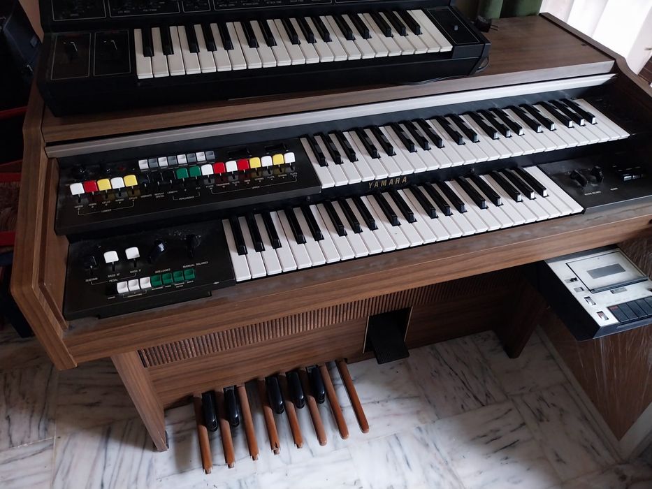 Orgão Yamaha em móvel de teclado duplo modelo B-20BR e sintetizador