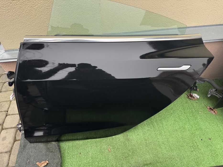 Двері tesla model 3 , model Y