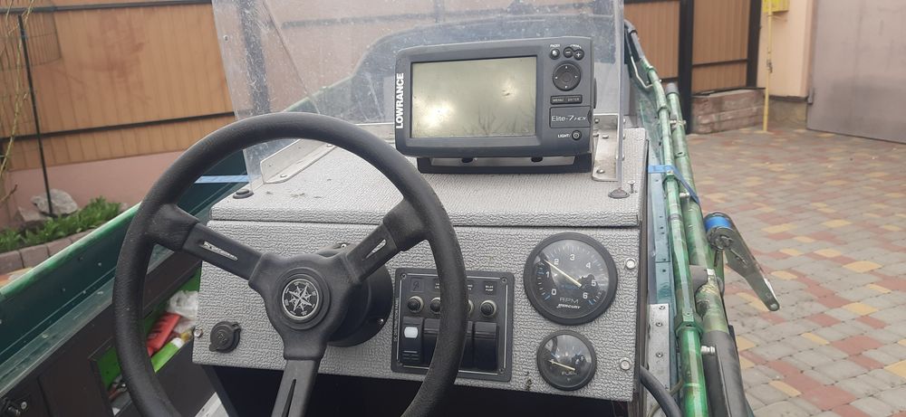 Лодка з лафетом Южанка мотор Меркурі 20