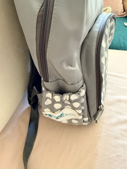 Mochila maternidade cinzenta com bolinhas