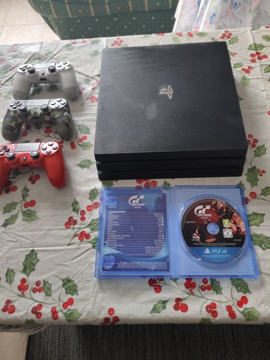 PlayStation 4 Pro 1TB + 4 Jogos + Comando + Cabos