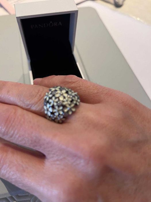 Anel Pandora flores branco