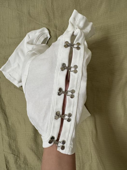топ білий на застібках