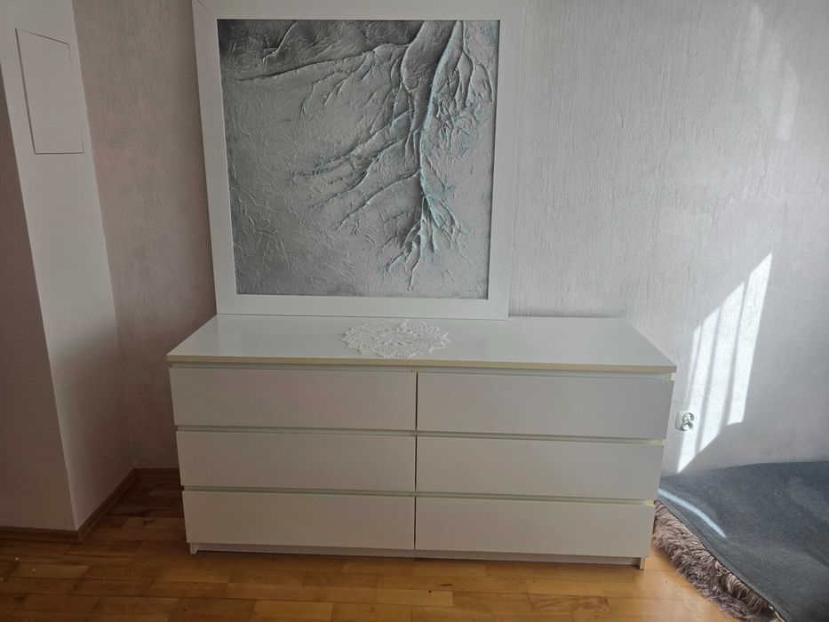 Biała komoda z szufladami