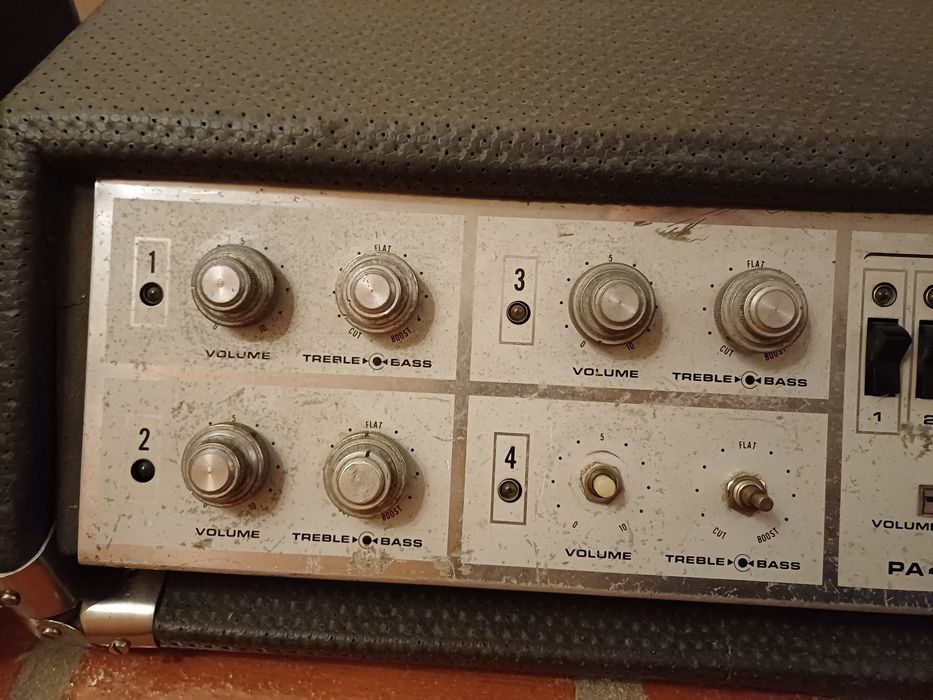 Fender PA 4100X Vintage (Anos 70) – Solid State Series