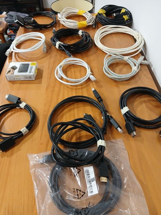 Vários cabos e conector