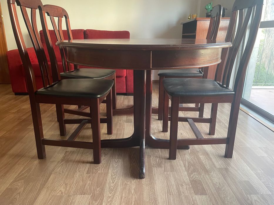 Mesa extensível em madeira maciça + 4 cadeiras