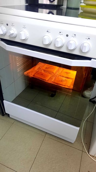 Placa eléctrica e forno, em monobloco.