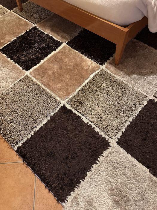 Tapete felpudo em tons castanhos e cinzento