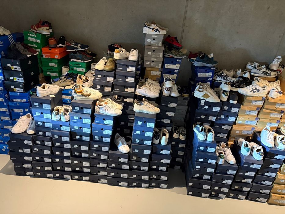 Lote de 1500 pares, com modelos atuais, marcas de topo. Original