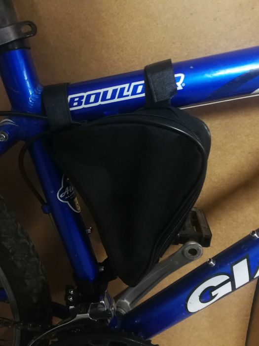 Sakwa rowerowa trójkątna do roweru męskiego. Kolor czarny.