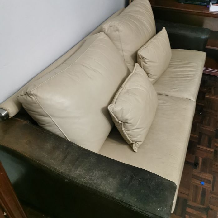 Conjunto de 2 sofas de 2 e 3 lugares em pele sintetica