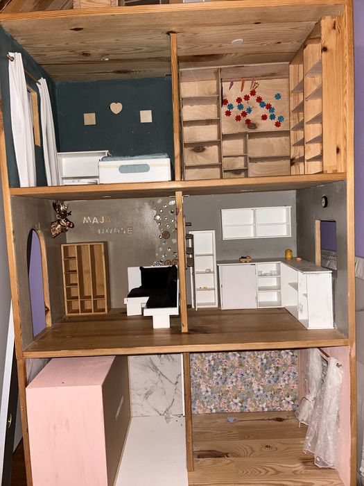 Drewniany domek dla lalek.