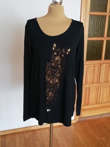 Czarny sweter z ażurowym przodem 48 50