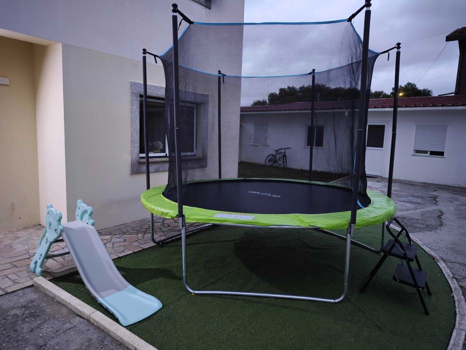 Espaço com jardim e Piscina para um dia Relaxado com Família e Amigos