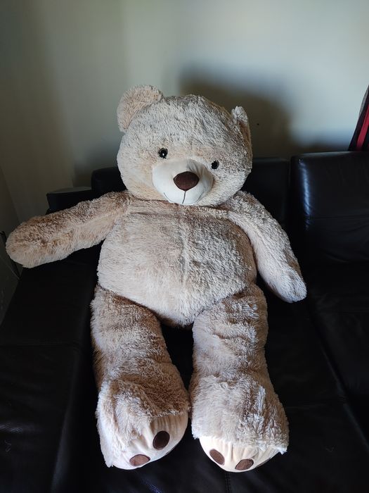 Peluche muito grande em forma de urso.