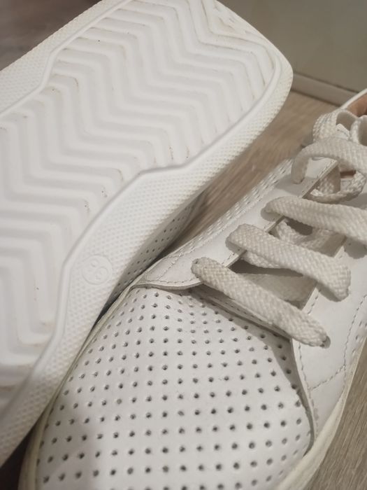 Жіночі кросівки 38