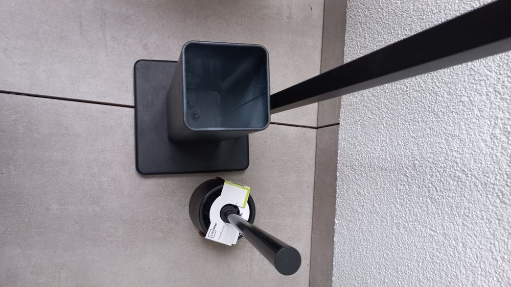 Stojak czarny metal na papier i szczotkę wc łazienka