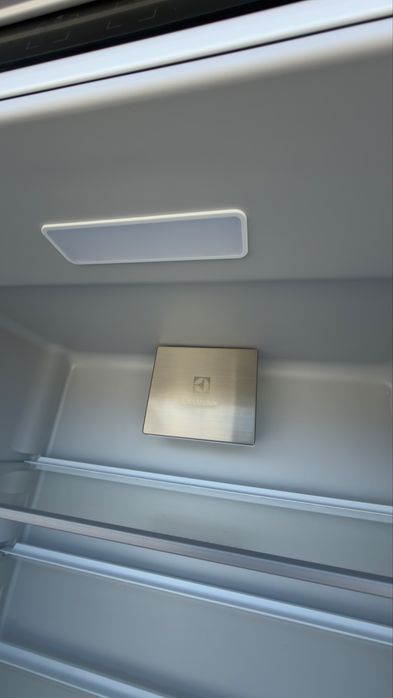 Преміальний вбудований холодильник Electrolux  як новий No Frost | 376 л | 2025