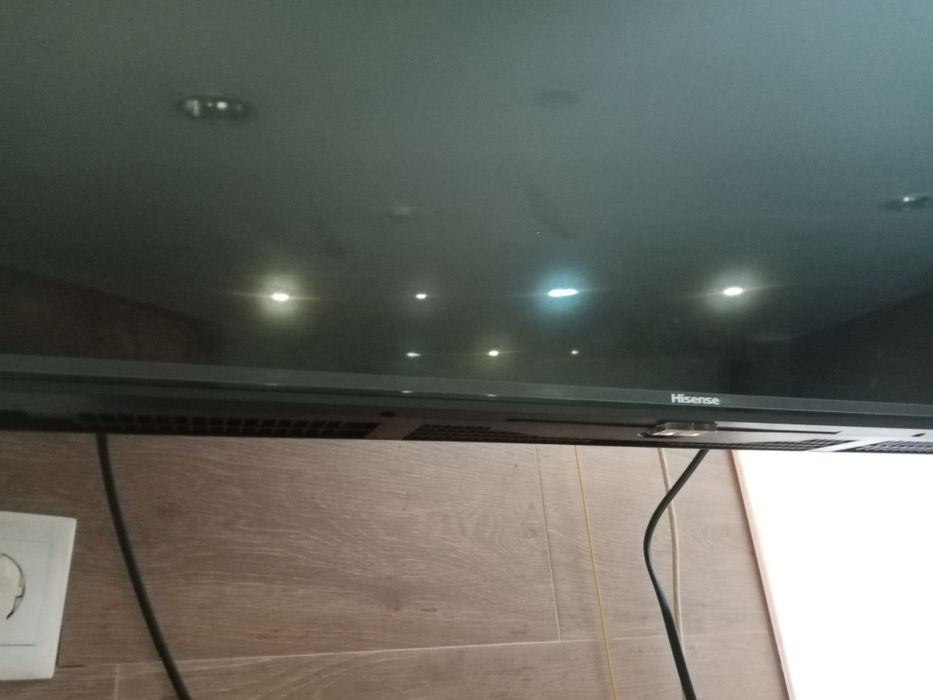 Televisão Hisense + Suporte