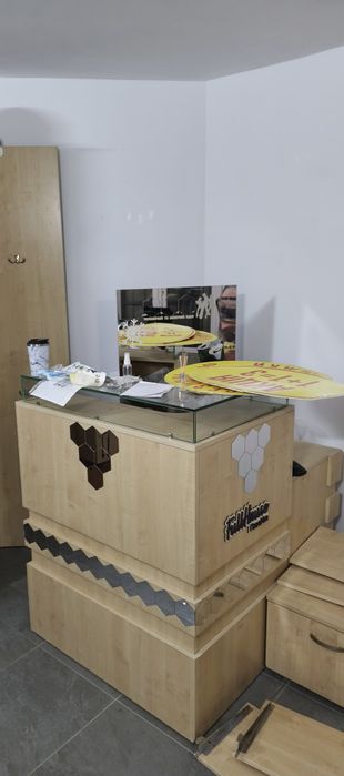 Меблі для магазину та дому.