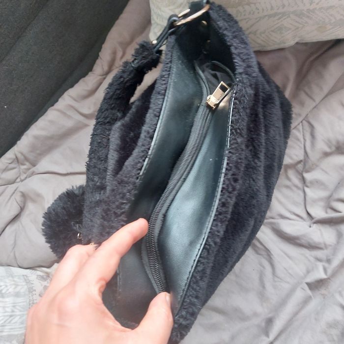 Mala preta pelo fofo