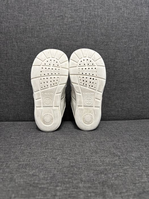 Дитячі кросівки для дівчинки Geox р.22, уст.14см, стопа 12-13,5см білі