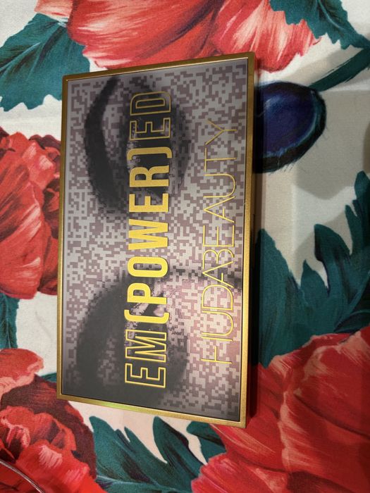 Paletka HUDA beauty nowa super kolory.