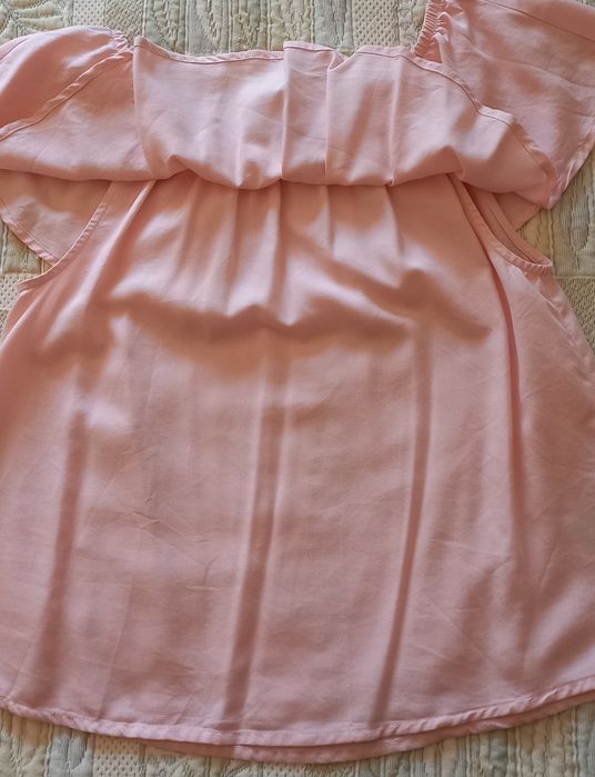 2 Blusas cavas, 1 rosa c/ folho a tapar ombros, e outra florida