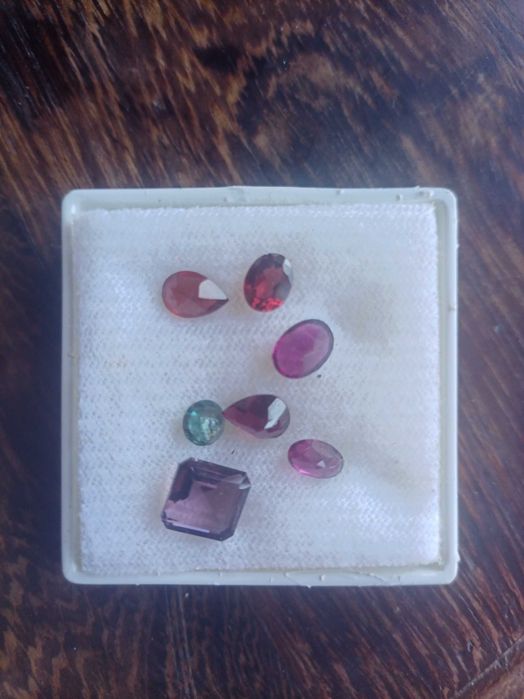 Caixa com 7 pedras semi preciosas.