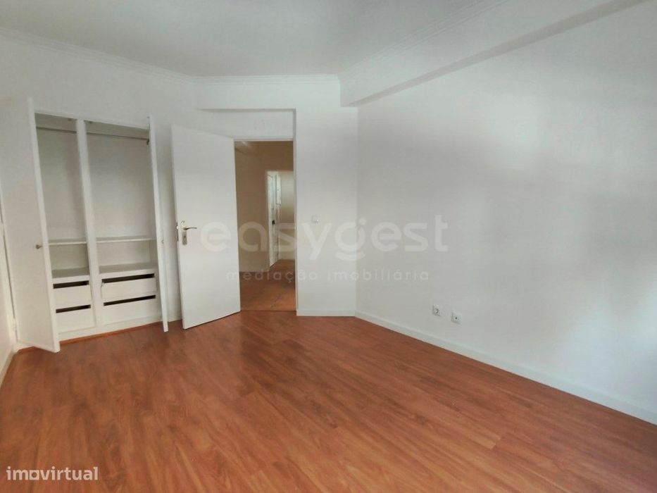 T2 com 95 m², cheio de luz natural e arrecadação na Tapada das Mercês