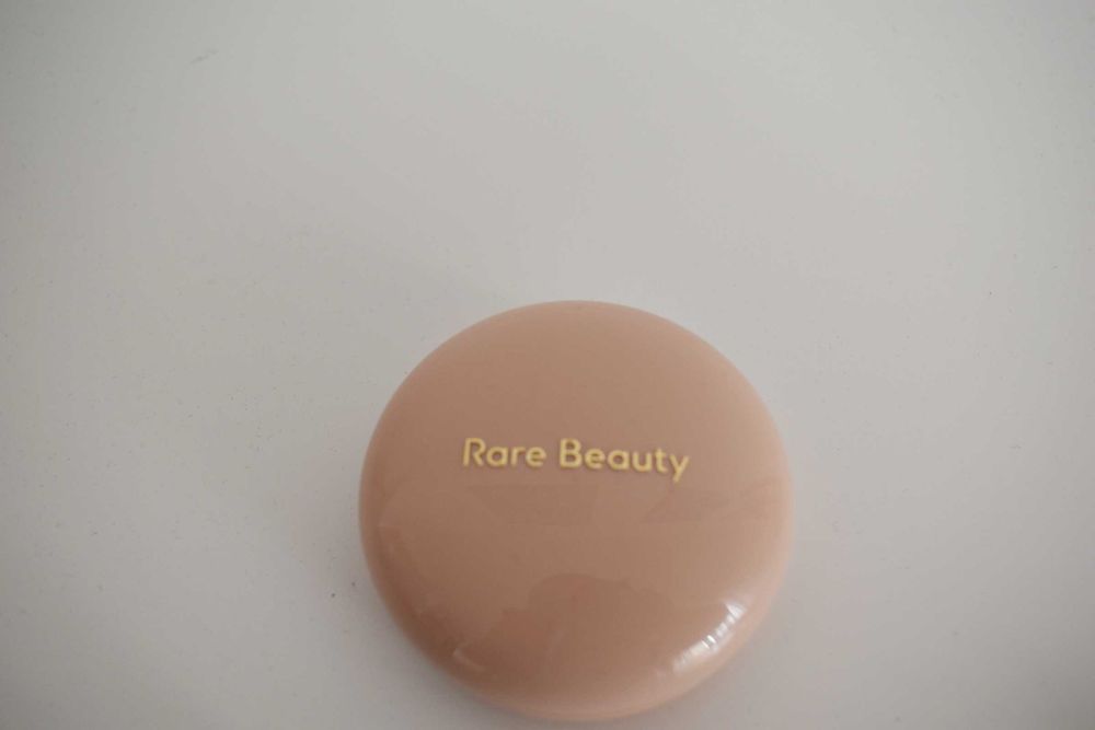 Positive Light Silky - Puder rozświetlający Rare Beauty