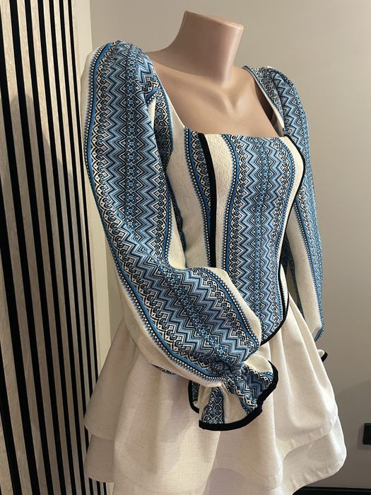 Костюм з вишивкою